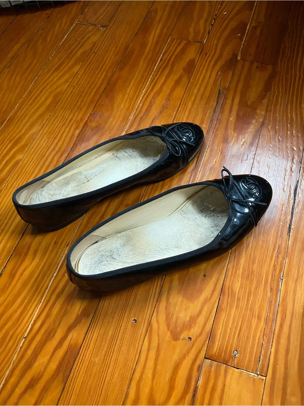 CHANEL Black Patent Leather Ballet Flats with Bow and CC Emblem